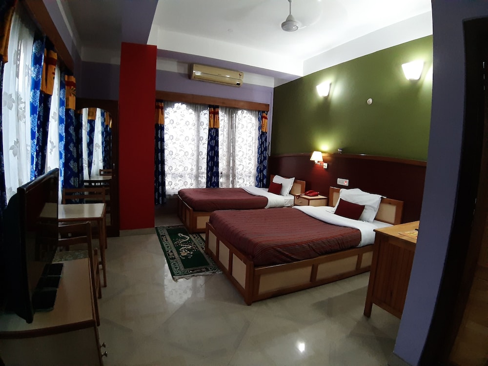 Centennial Hotel 2008 — Phuntsholing — photo 3