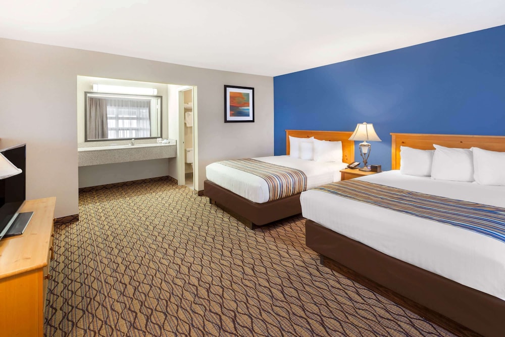 Baymont by Wyndham St. Ignace Lakefront - photo 18