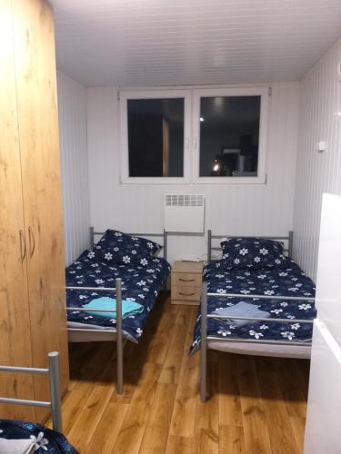 Domek Kontenerowy N5 5 osobowy 2 Pokoje Kuchnia Łazienka Izdebno NoclegiGrodziskPL — hotel in Grodzisk Mazowiecki