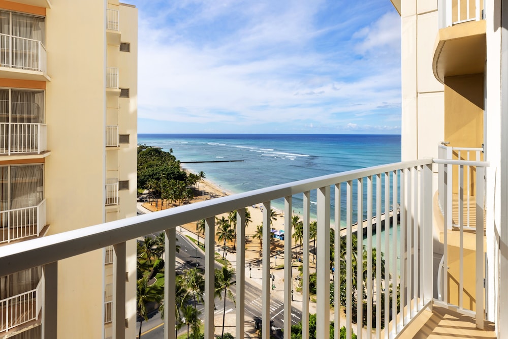 The Twin Fin Hotel - photo 76