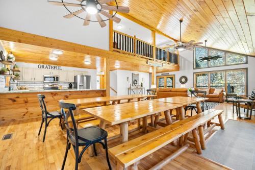 Bear Britches Luxury Cabin Theater Room Hot Tub WIFI — 4-Star Luxury Hotel in Sevierville, United States