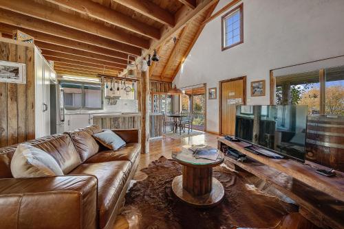 Aarlaur 2 Charming 2BR Rustic Home l Bath l Fire Pit l WiFi l Air Con — 4-Star Luxury Hotel in Jindabyne, Australia