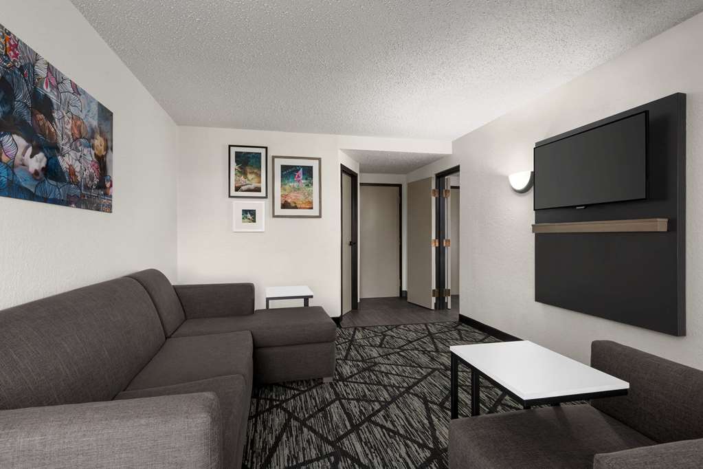 La Quinta Inn & Suites by Wyndham Cleveland Airport West - photo 36