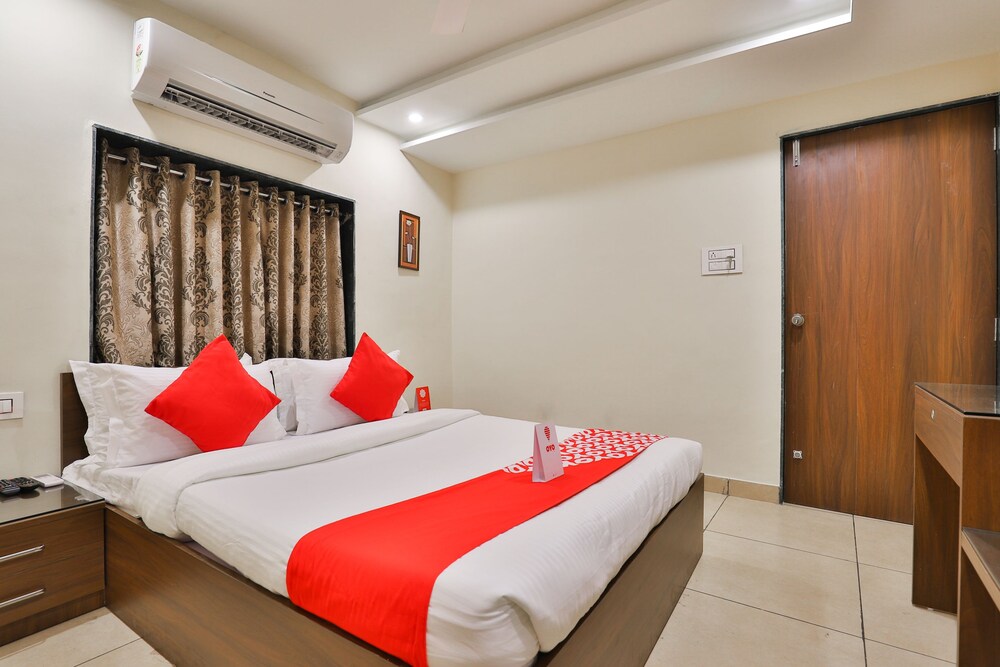 Oyo 16086 Hotel Moris Banquets — Rajkot