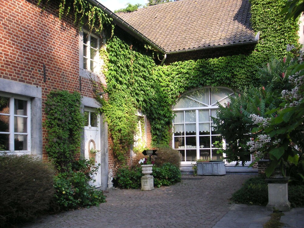 B&B De Heerlijkheid Satenbergh — 4-Star Luxury Hotel in Heers, Belgium