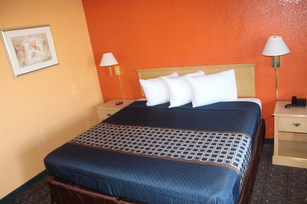 Hutchinson Inn - photo 18