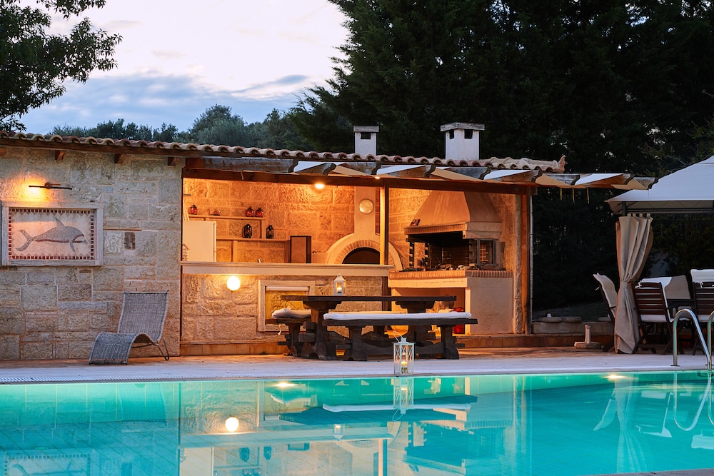 Flyin' High Luxury Suite — 4-Star Luxury Hotel in Koropi, Greece