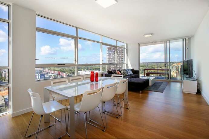Moore to See Modern and Spacious 3BR Zetland Apartment with Views over Moore Park — 4-Star Luxury Hotel in Sydney, Australia
