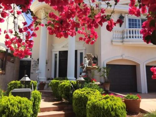 Entire Second Flr Santa Monica Luxury Roman Villa — 4-Star Luxury Hotel in Los Angeles, United States