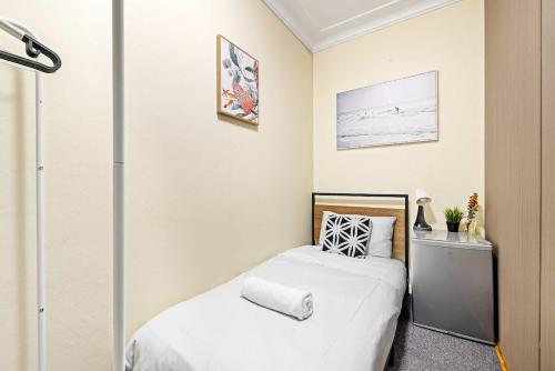 Well Located Single Room in Auburn Near Station and Shops Shared Bathroom - last minute hotel in Sydney