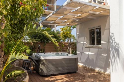 Villa Protaras View 9 Central Protaras Fig Tree Bay Jacuzzi Hot Tub — 4-Star Luxury Hotel in Protaras, Cyprus