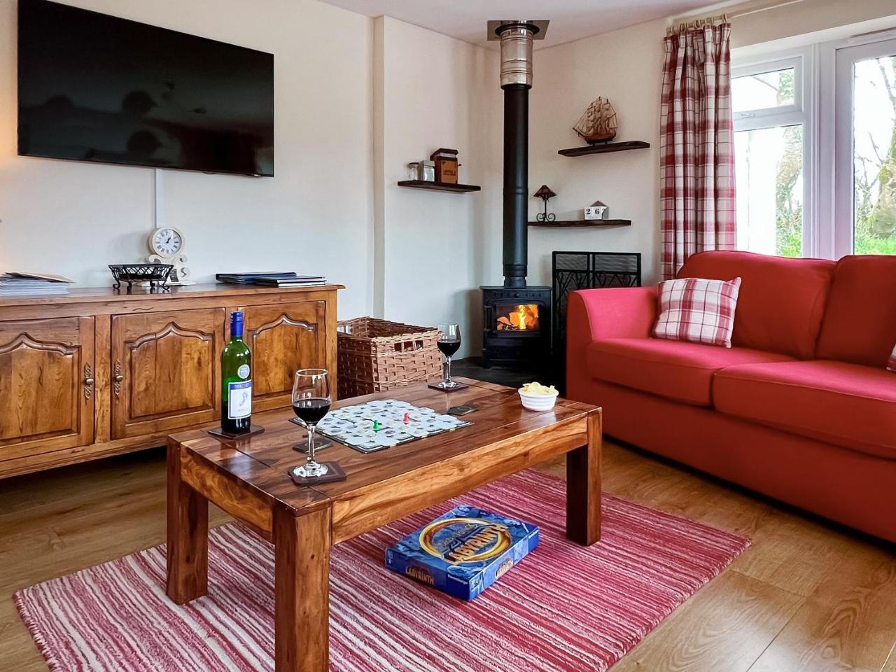 Blackberry Cottage — 5-Star Luxury Hotel in North Hill, United Kingdom