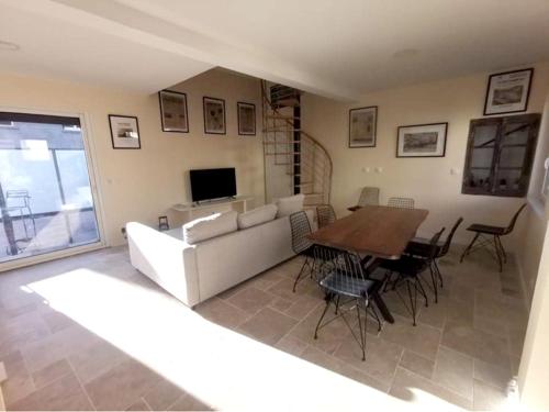 House With 2 Bedrooms in Volvic With Enclosed Garden and Wifi — 4-Star Luxury Hotel in Volvic, France