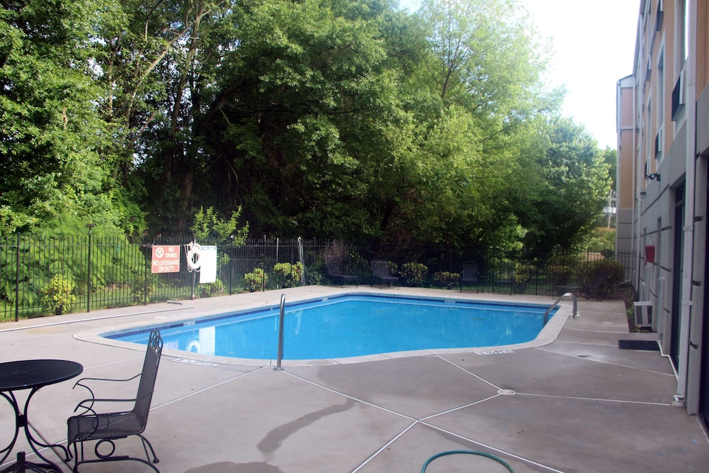 Jameson Inn and Suites Riverdale - photo 32