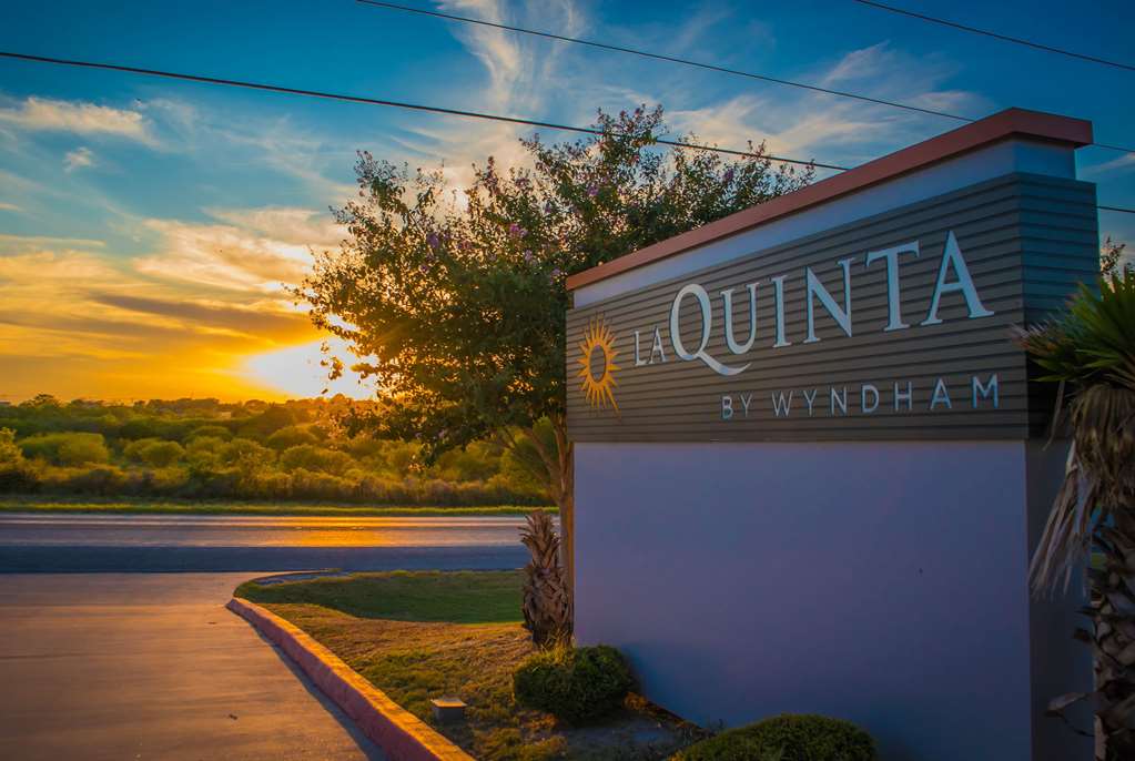 La Quinta Inn & Suites by Wyndham Karnes City Kenedy - photo 6