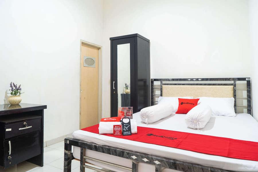 RedDoorz Syariah near Grand Galaxy Park
