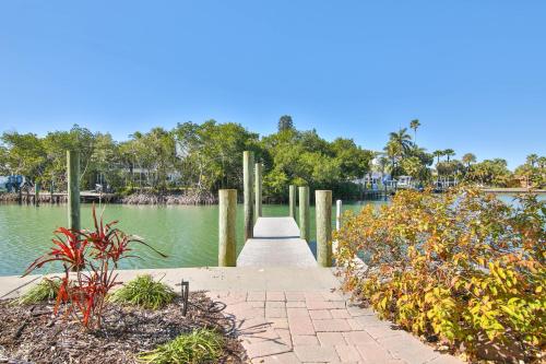 Luxury Waterfront Home With A Heated Pool And Spa — 4-Star Luxury Hotel in Anna Maria, United States