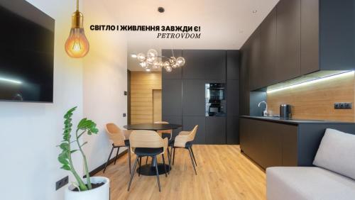 6 206 Yaroslaviv Grad Bulvarno Kudriavska 17 Kyiv centre Golden Gate metro nearby stunning city view 15 kW backup power Petrovdom Apartment — 4-Star Luxury Hotel in Kyiv, Ukraine