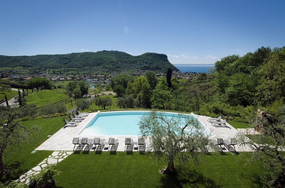 Cà Barbini Resort — 4-Star Luxury Hotel in Garda, Italy