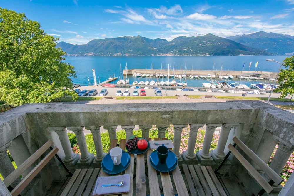 Residenza Oleandro Lake View Luino Center Happy Rentals — 4-Star Luxury Hotel in Luino, Italy