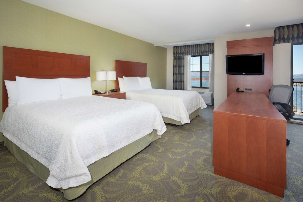 Hampton Inn and Suites Astoria - photo 26