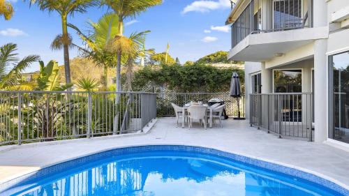 Zaffiro Beach House Accessible Pool Beach Sleeps 8 — 4-Star Luxury Hotel in Sapphire Beach, Australia