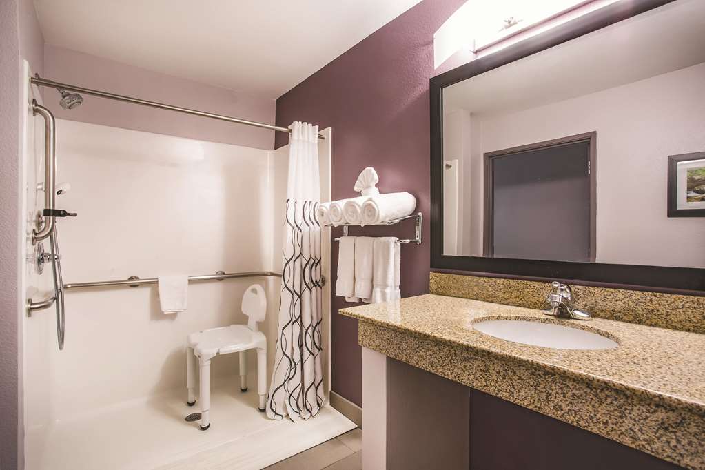 La Quinta Inn & Suites by Wyndham Russellville - photo 10