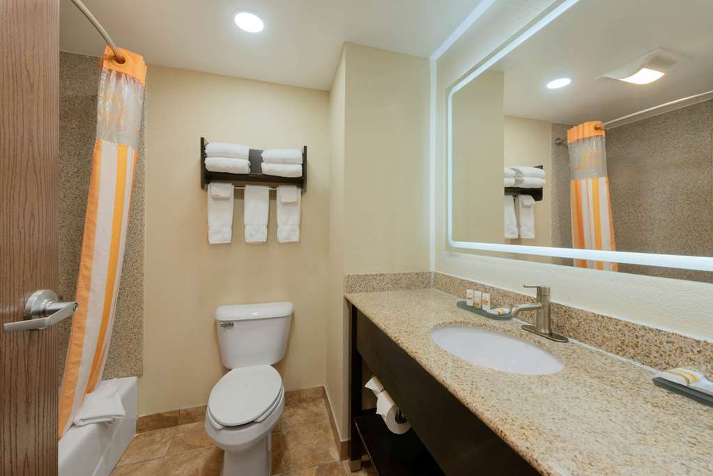 La Quinta Inn & Suites by Wyndham Columbus Grove City - photo 55