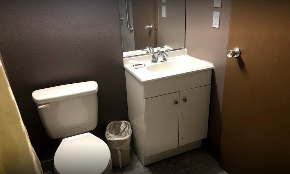 Economy Inn North Randall - photo 23