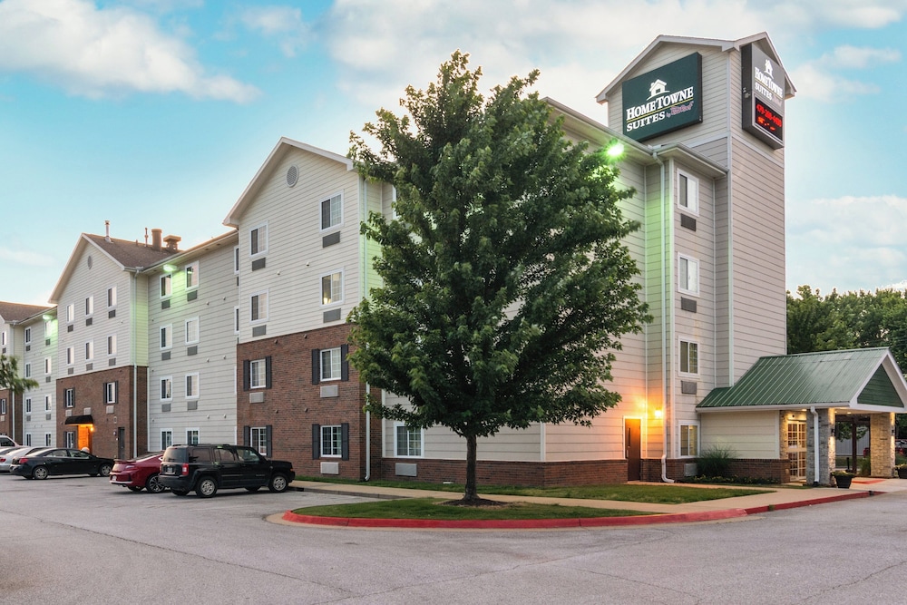 HomeTowne Studios & Suites by Red Roof Bentonville - carbon neutral hotel in Bentonville