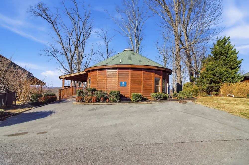 Just Hanging Around — 4-Star Luxury Hotel in Sevierville, United States