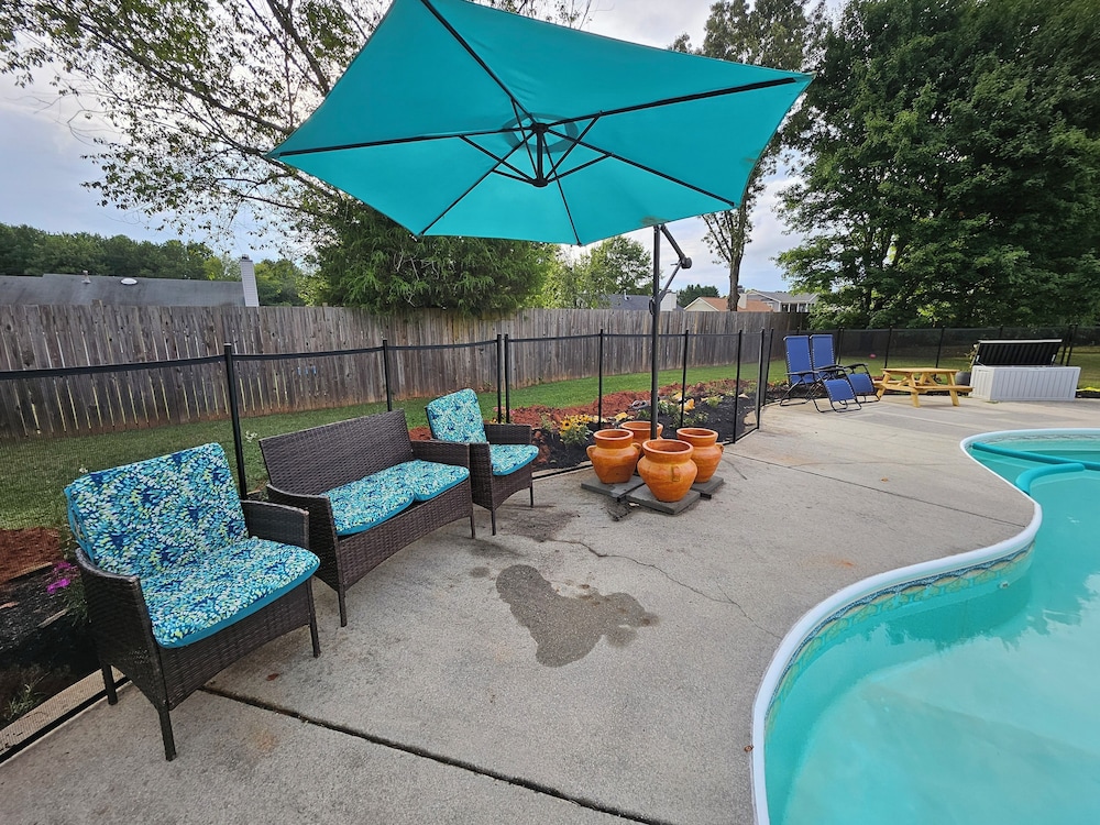 Heated Pool King Bed Jacuzzi Bath Arcade — Winston Salem