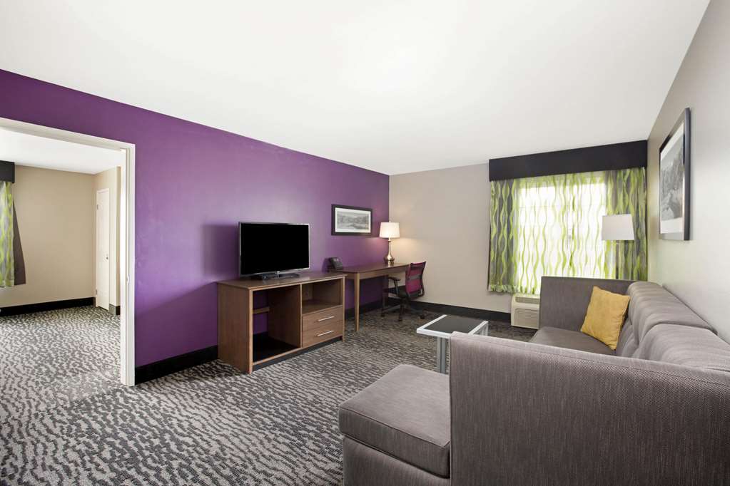 La Quinta Inn & Suites by Wyndham Visalia Sequoia Gateway - photo 47