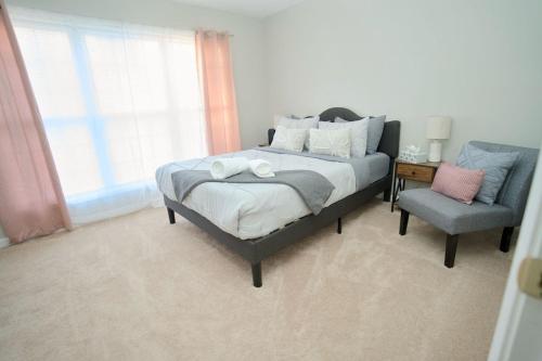 Modern Two BR Townhome Workspace Free Parking and Wi Fi — 4-Star Luxury Hotel in Raleigh, United States