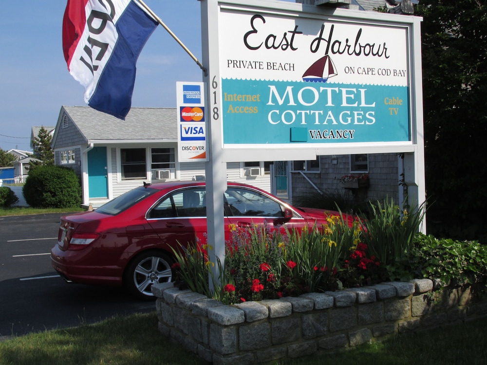 East Harbour Motel and Cottages - photo 40