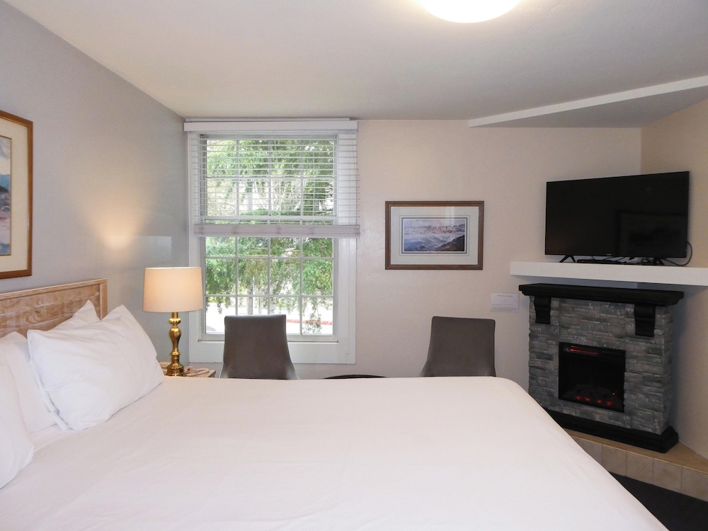 Carmel Fireplace Inn - photo 15