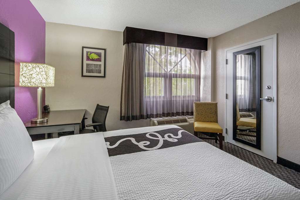 La Quinta Inn & Suites by Wyndham Miami Lakes - photo 18