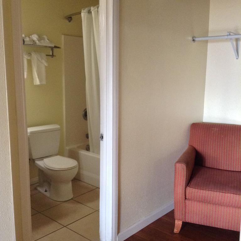 Capri Motel - photo 16