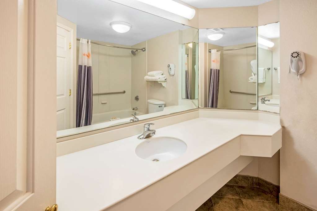 La Quinta Inn & Suites by Wyndham Sherman - photo 26