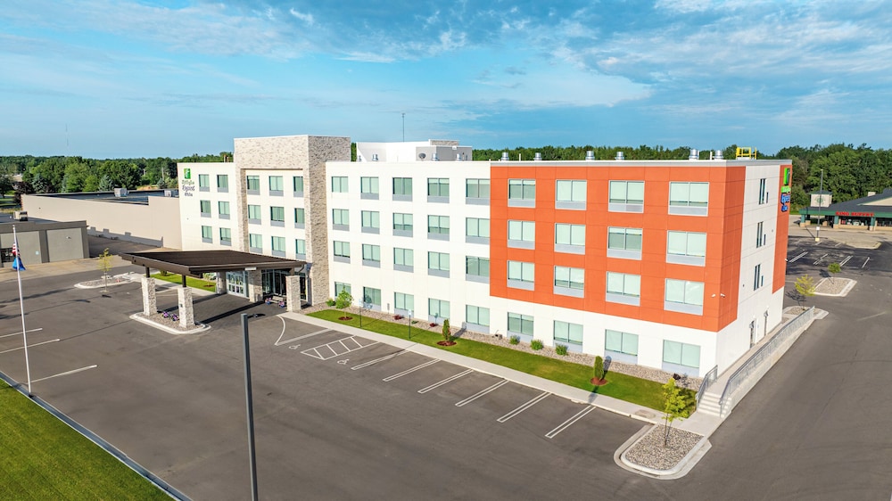 Holiday Inn Express & Suites Marinette by IHG - photo 20