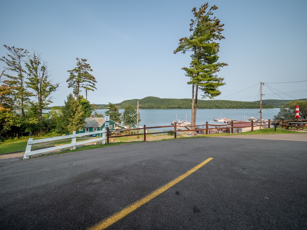 Lake 'N Pines Motel - photo 80