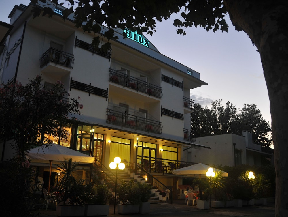 Hotel Lux — Cesenatico