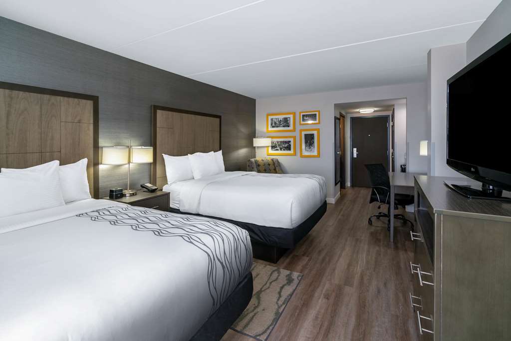 La Quinta Inn & Suites by Wyndham Raleigh Downtown North - photo 11