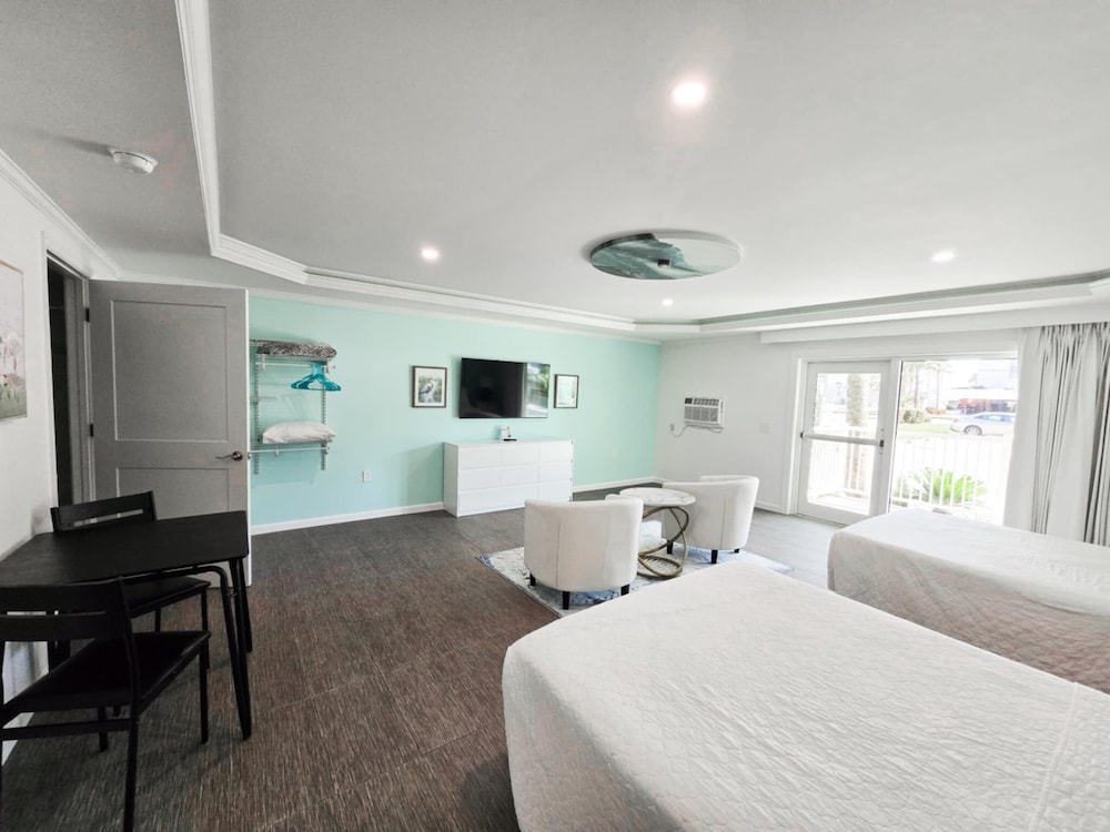 Island House Hotel - photo 17