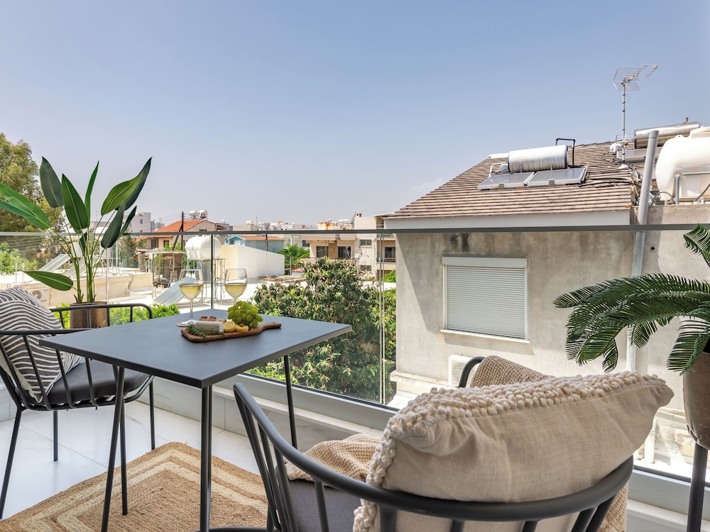 Sanders Cruise Bright 2 Bdr Apt with 2 Balconies