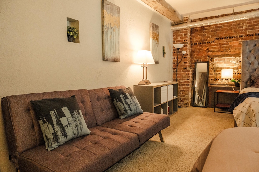 Crashpad On Main Street - photo 16