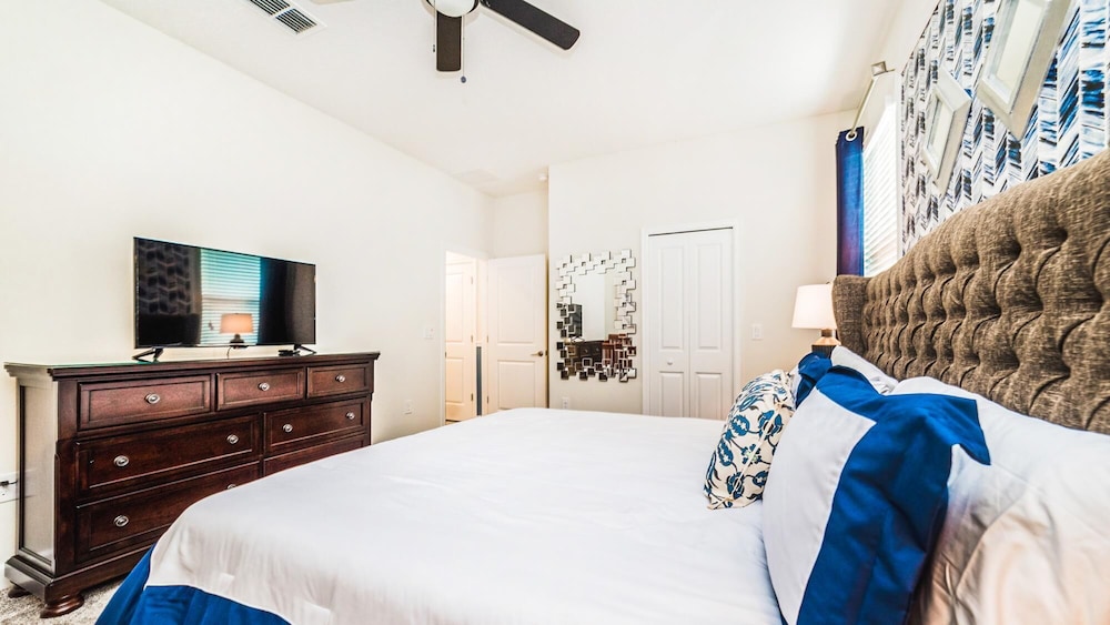 Stunning 8BR Theater Pool w Greenview - photo 13