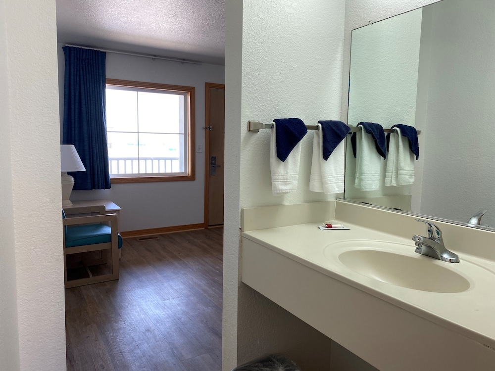 Mariner Inn And Suites - photo 17