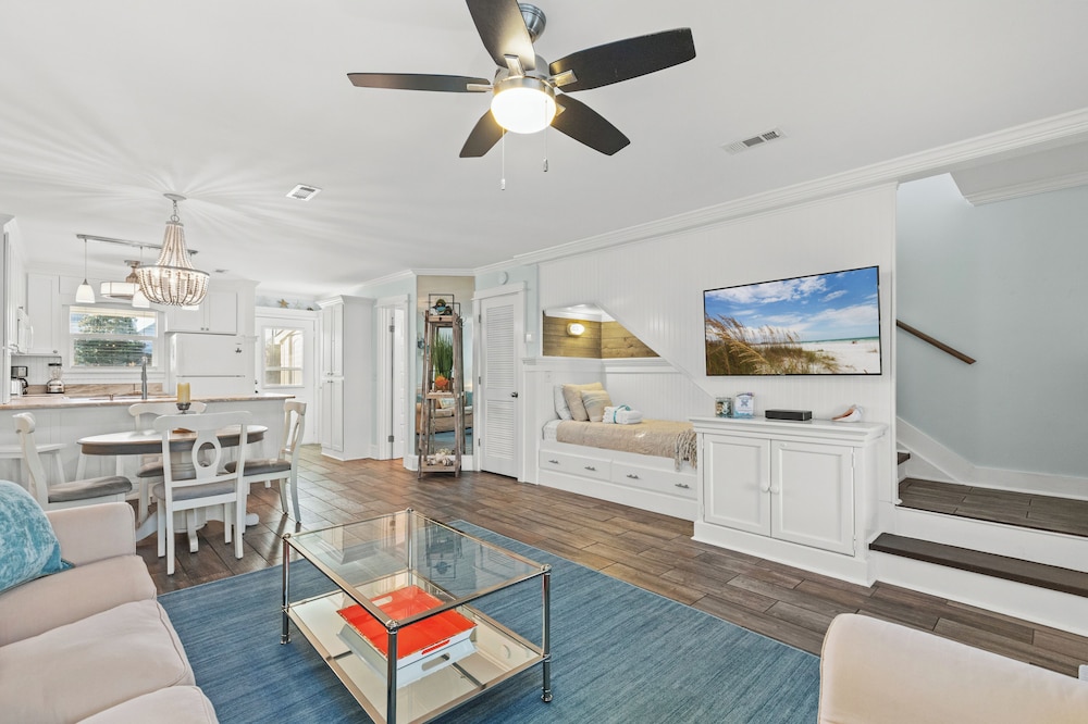 Searenity Awaits: 2 bd 2 ba Coastal Escape Perfect for 5 Pet Friendly — 4-Star Luxury Hotel in Panama City Beach, United States