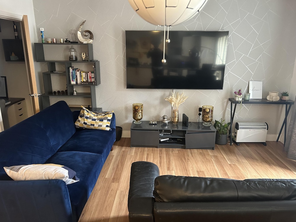 Immaculate 2 Bed Apartment In Romford 18545242 — Romford